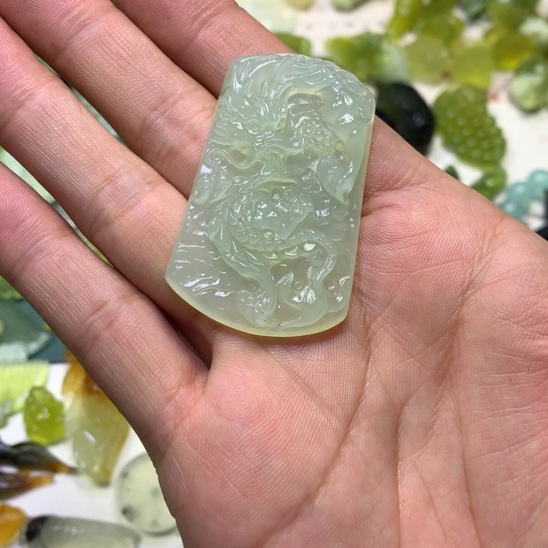 岫玉颈饰未镶嵌龙牌