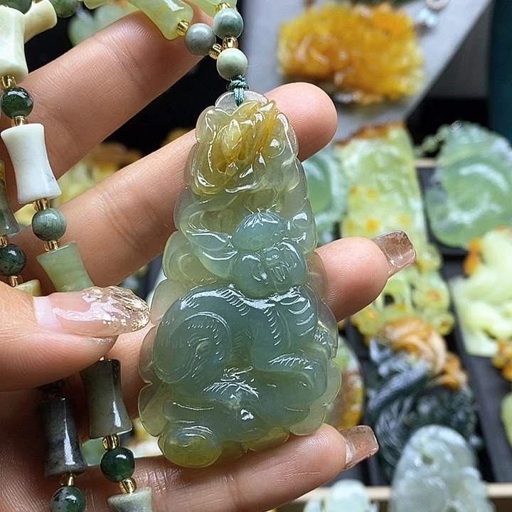 蛇纹石玉挂件未镶嵌