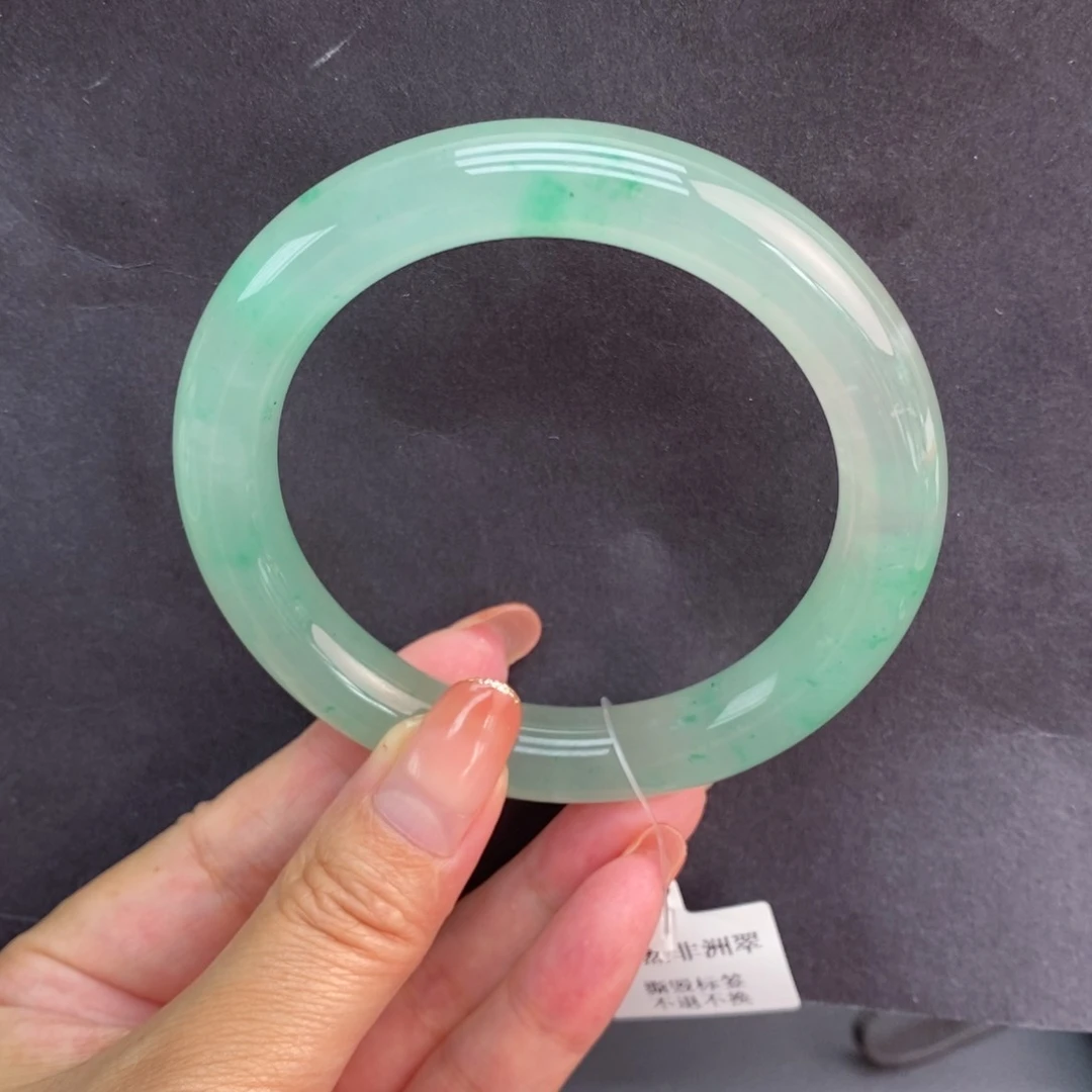 伊***然石英质玉手镯未镶嵌