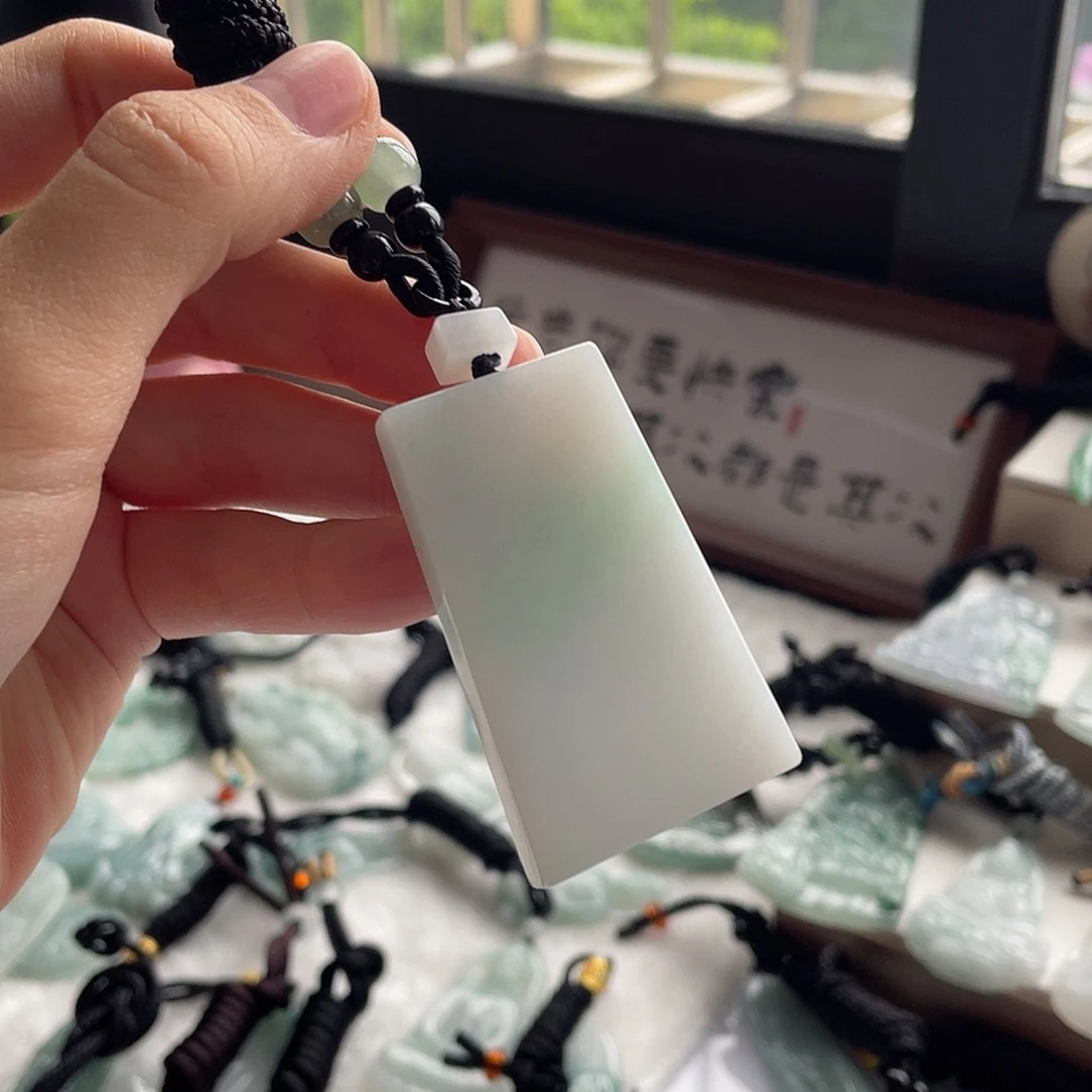 翡翠未镶嵌颈饰无事牌