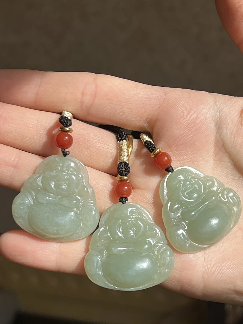 新疆和田玉且末料青白玉佛公吊坠多样性发一
