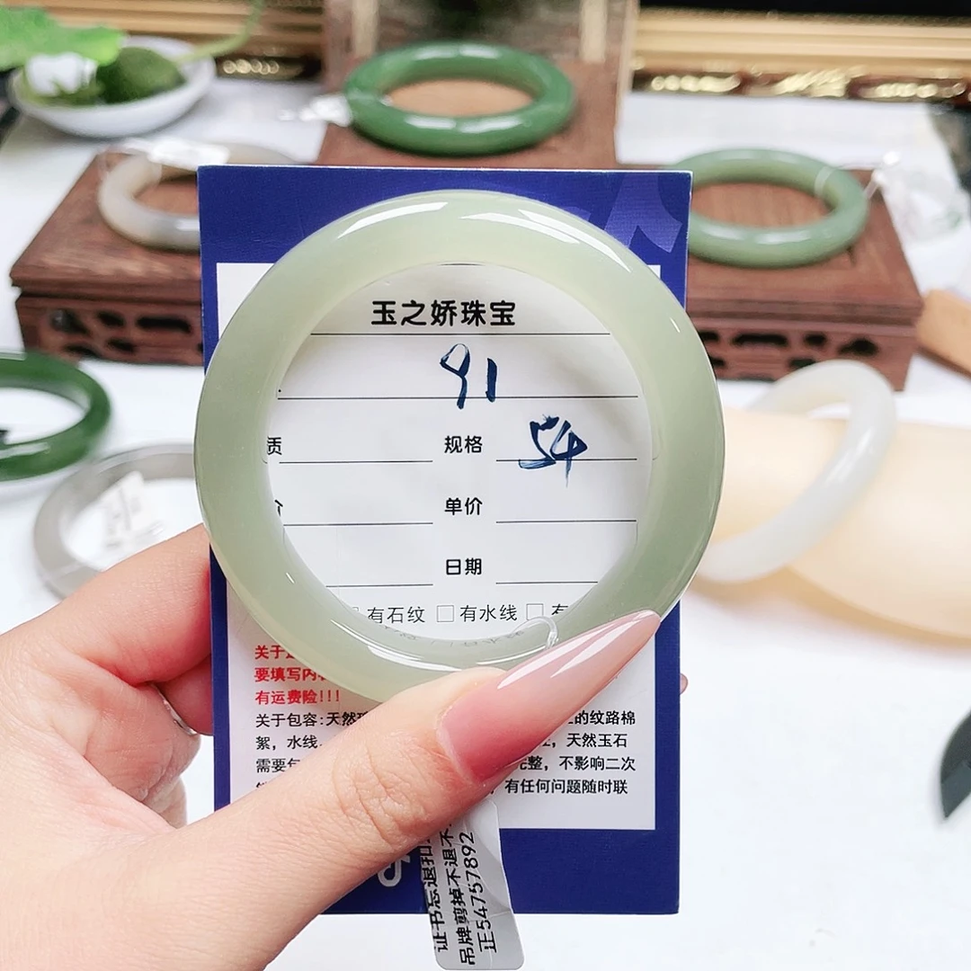 余***合和田玉未镶嵌手镯