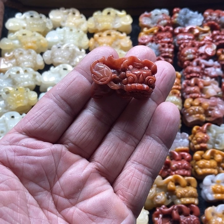 石英质玉（黄龙玉）未镶嵌颈饰