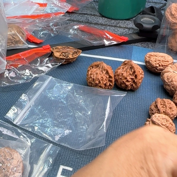 骄***晟文玩核桃吊坠40莲花尖黄特价