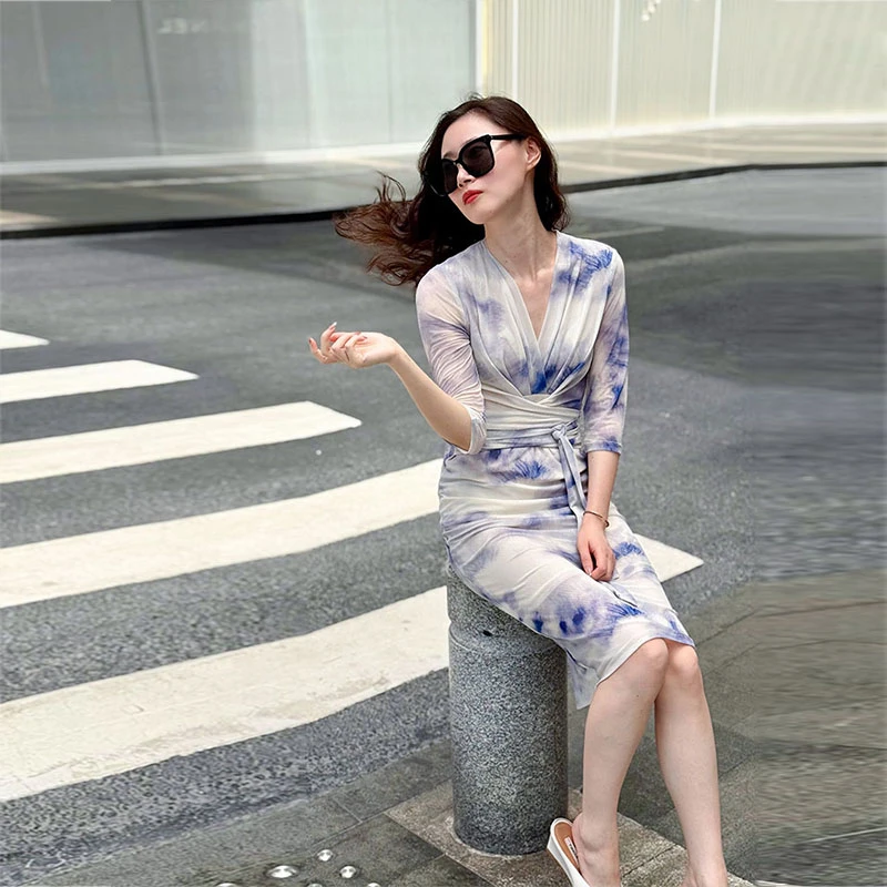 IULV●紫霞仙子~优雅白蓝朦胧印花连衣裙 显瘦弹力网纱包臀裹身裙