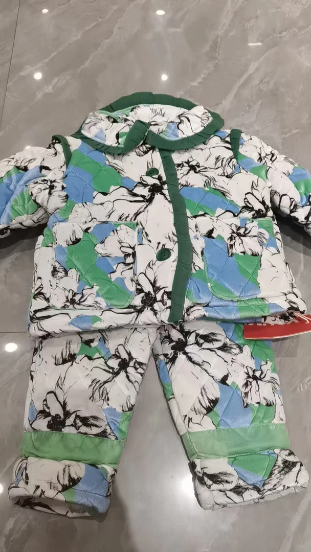 幼米绿色复古盘扣睡衣套装（微瑕）衣服很厚内里会大一点，介意勿拍，