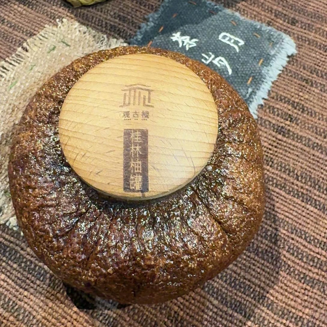 中*金色柚子茶叶罐。