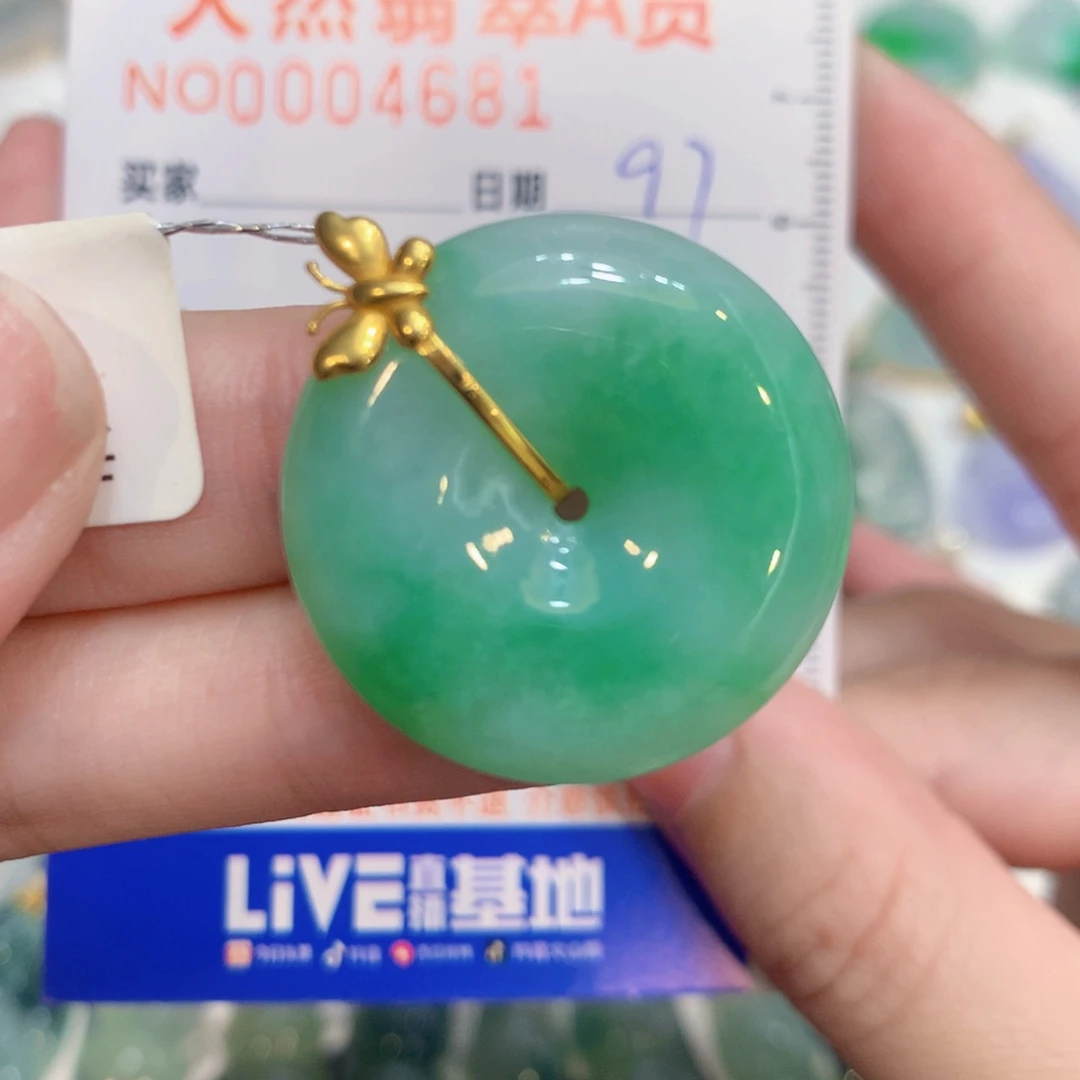 翡翠18K金镶嵌颈饰扣