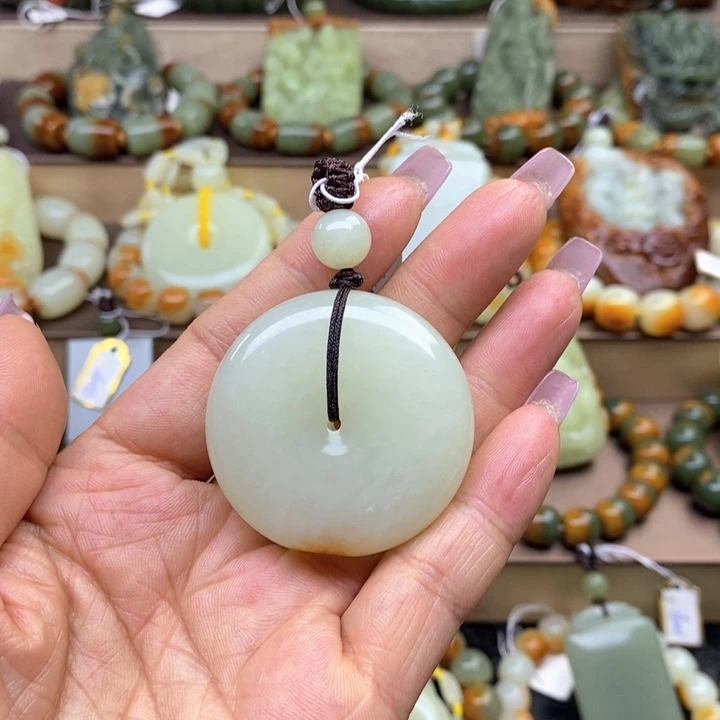 透闪石质玉未镶嵌颈饰?****爱