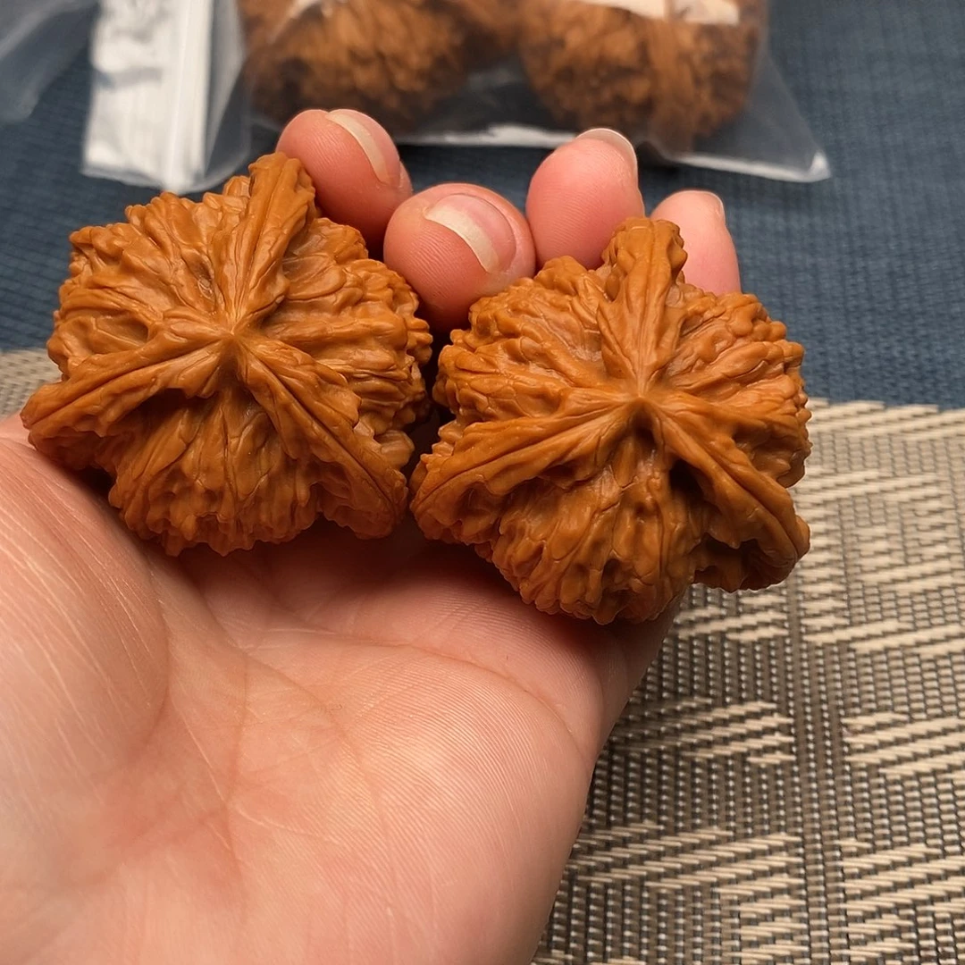 下***好文玩核桃吊坠三棱