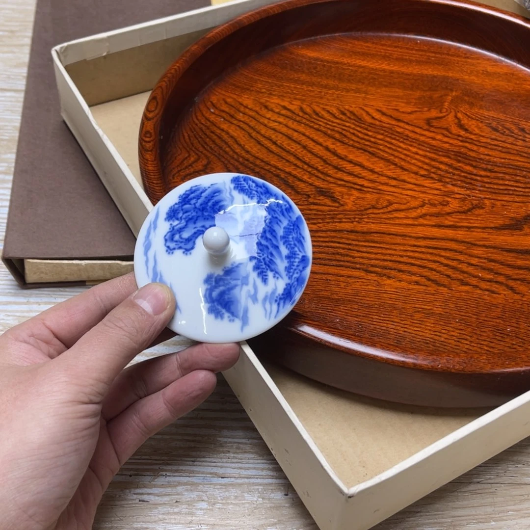 瓷片B****k密密麻麻地排列着一个