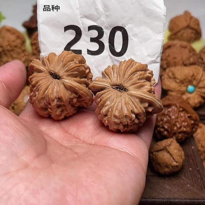 桃核把件四座楼。边40。 230