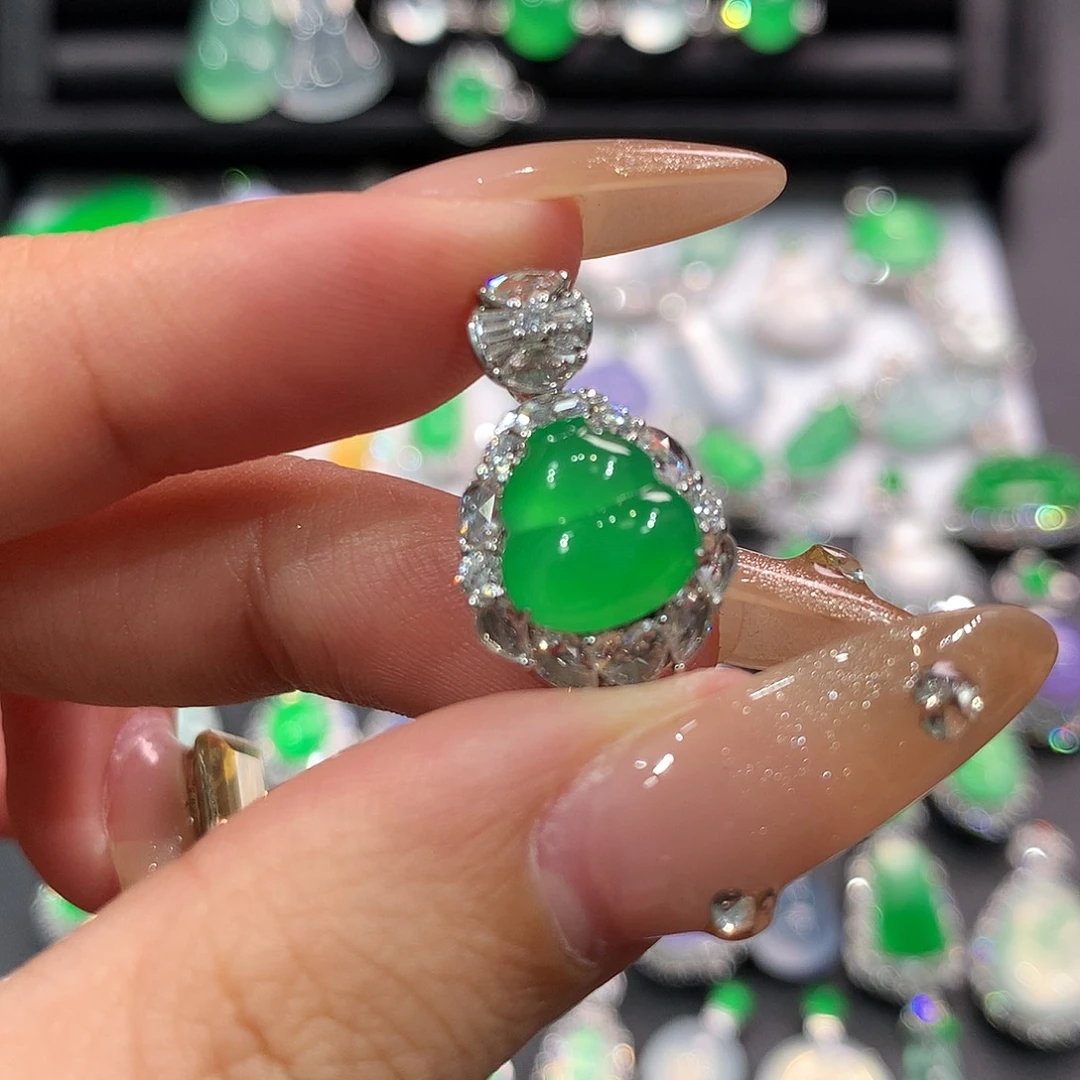 翡翠18K金镶嵌颈饰可爱葫芦