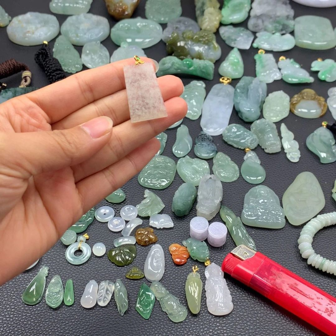 翡翠颈饰未镶嵌无事牌