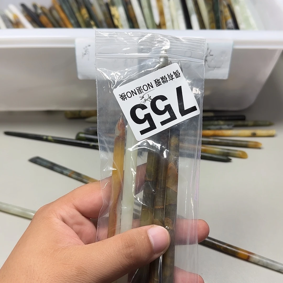 新***唇未镶嵌蛇纹石玉发饰