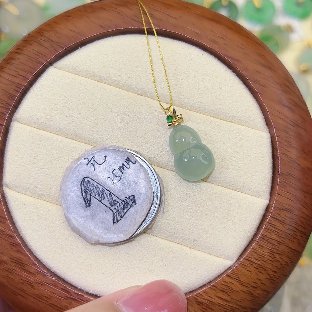 颈饰18K金镶嵌翡翠葫芦