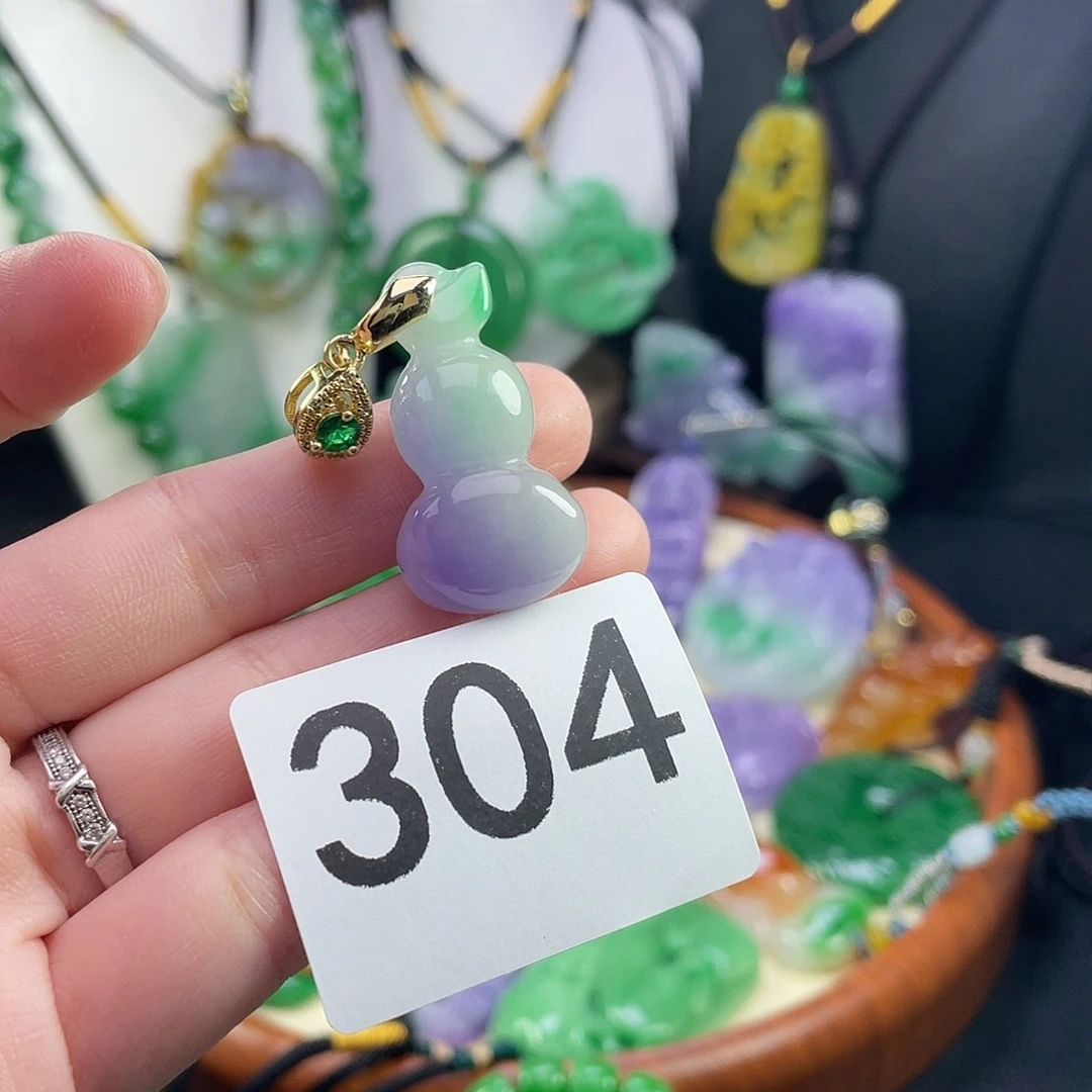 翡翠未镶嵌吊坠(赠链)