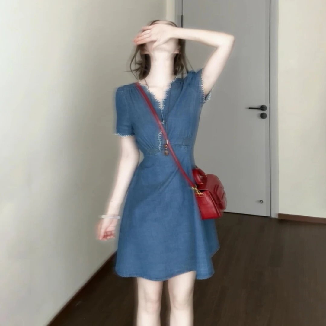 法式小个子收腰气质v领蕾丝牛仔连衣裙女夏季2025新款显瘦a字短裙
