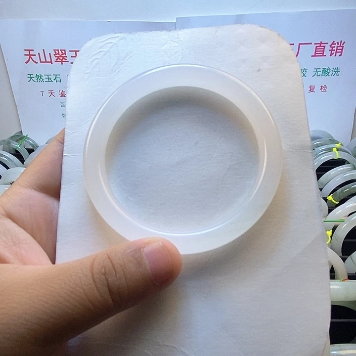 燕***子石英质玉未镶嵌手镯
