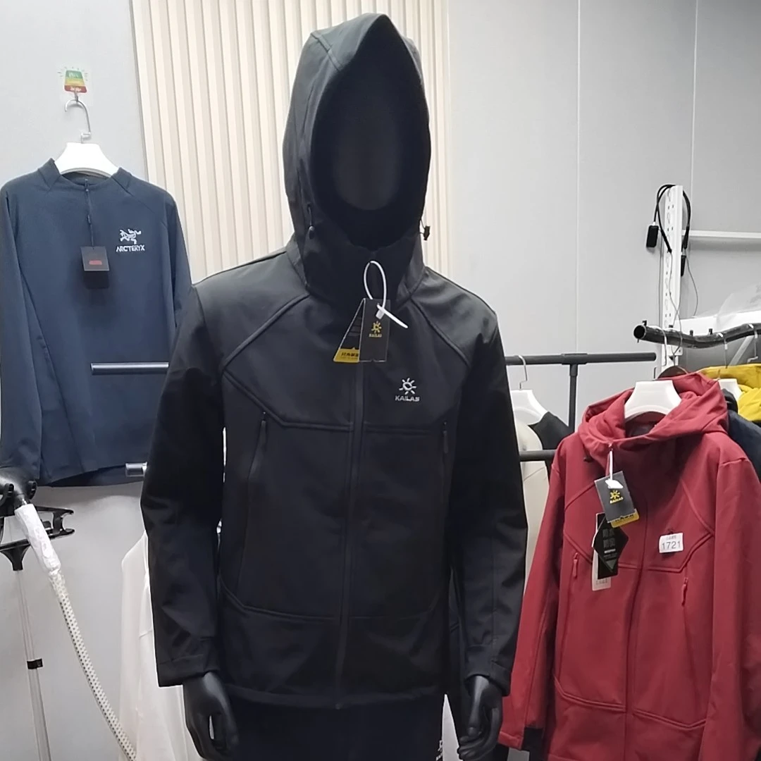 25 款刺绣小太阳 秋冬出游情侣款软壳连帽冲锋衣防水透气加绒外套