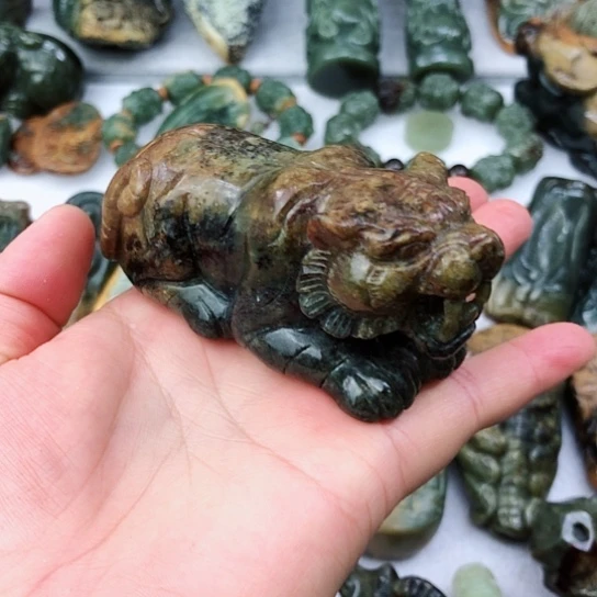 未镶嵌岫岩河磨玉（透闪石质玉）把件