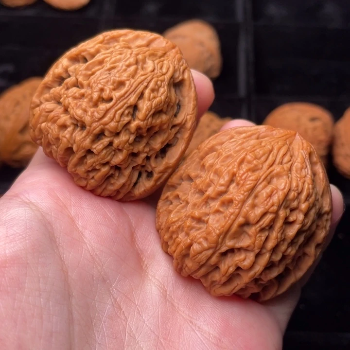 文玩核桃把件秦岭野生文玩核桃