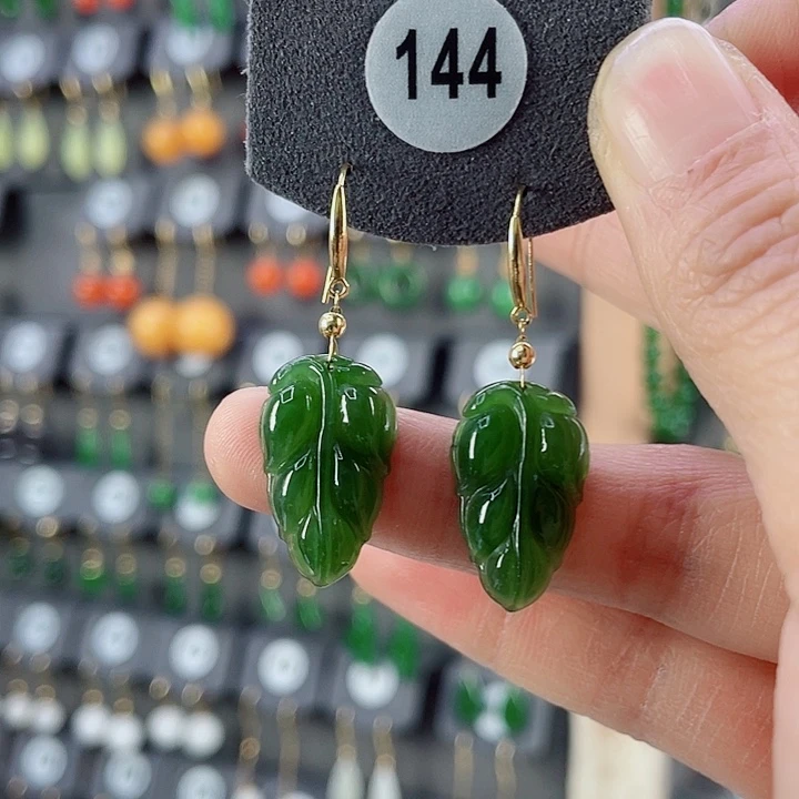 18K金镶嵌和田玉耳饰