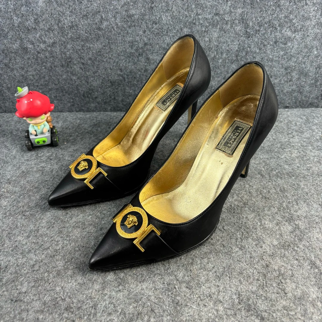 95新 VERSACE/范思哲 徽标黑金高跟鞋 35码 公价8500 YLP1816