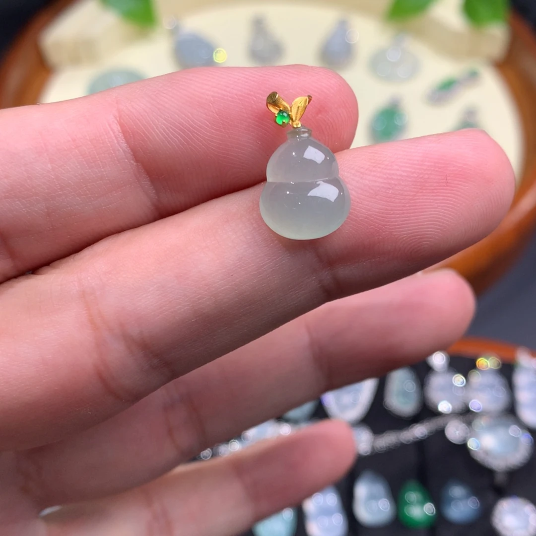 颈饰18K金镶嵌翡翠葫芦