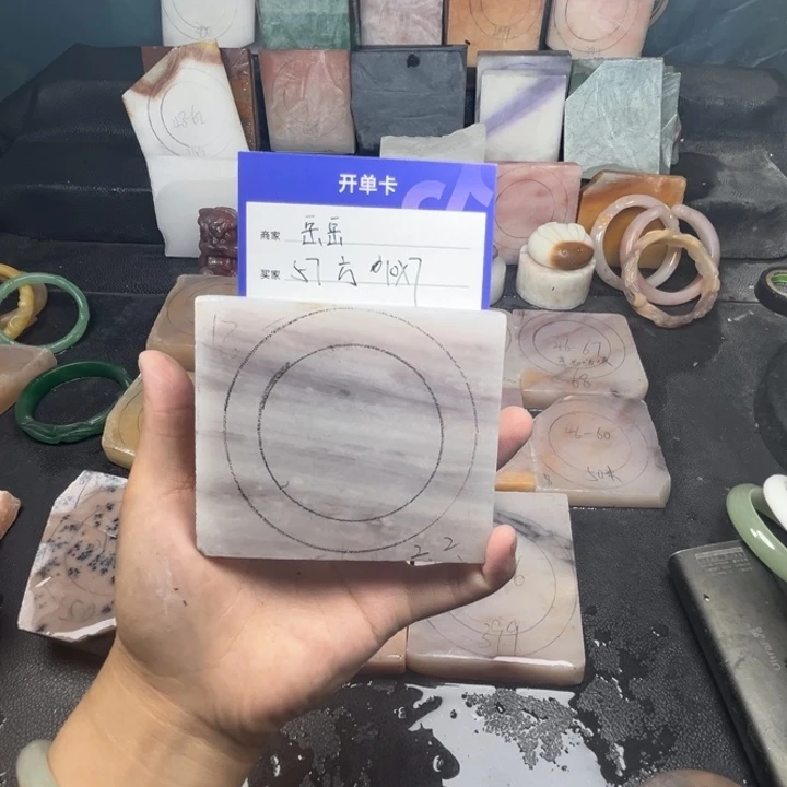 石英质玉手镯未镶嵌?**岳