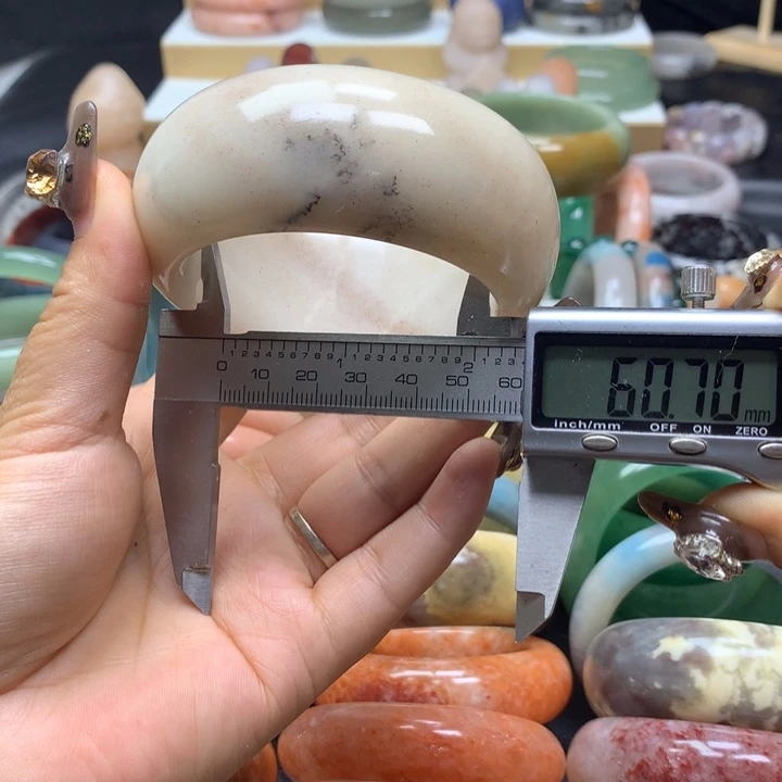未镶嵌手镯石英质玉