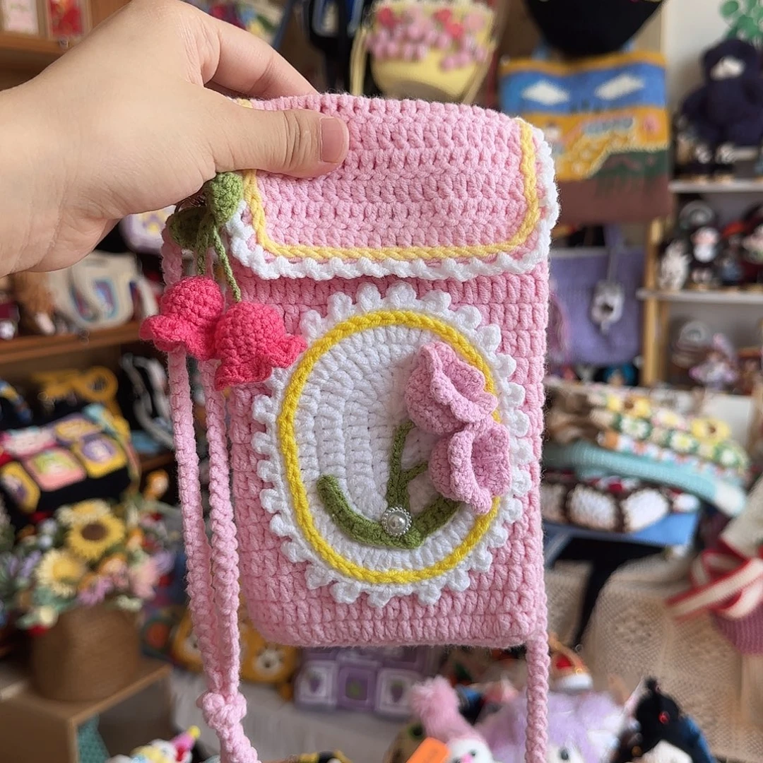 织物粉色铃兰花手机包