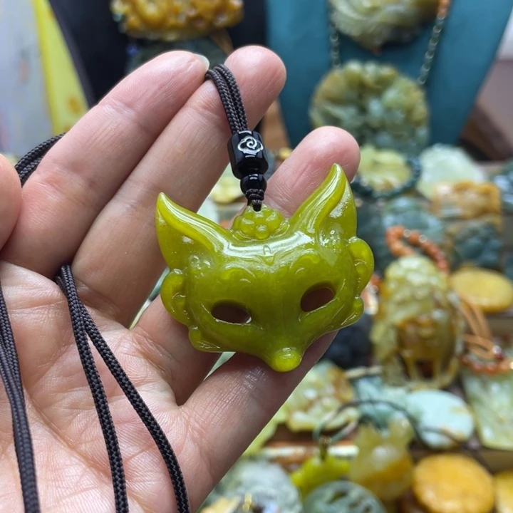 蛇纹石玉未镶嵌颈饰