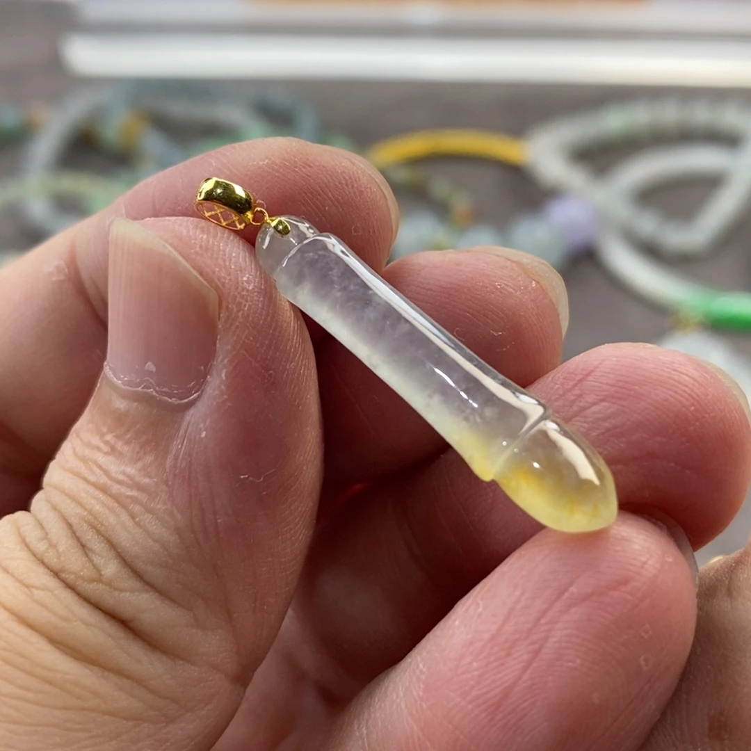 翡翠18K金镶嵌颈饰毛笔