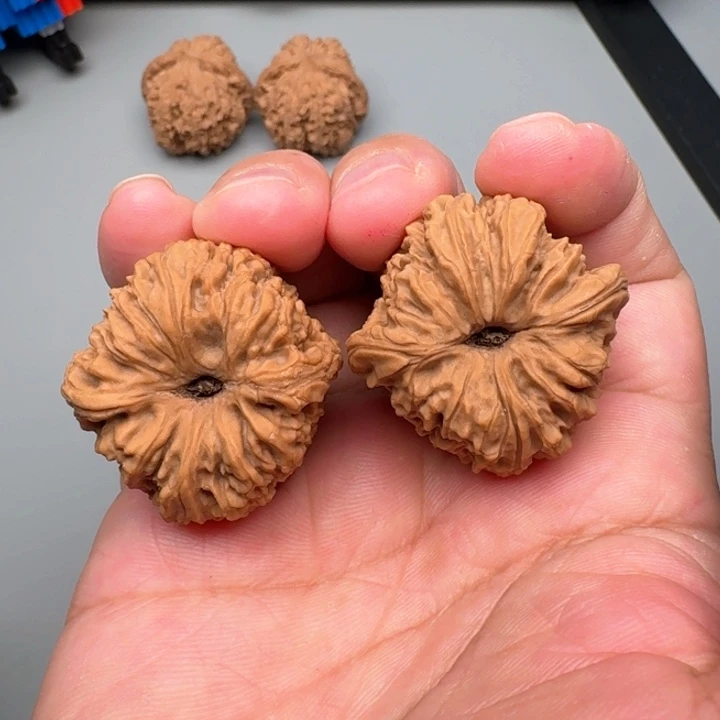 文玩核桃把件南疆石凹底36