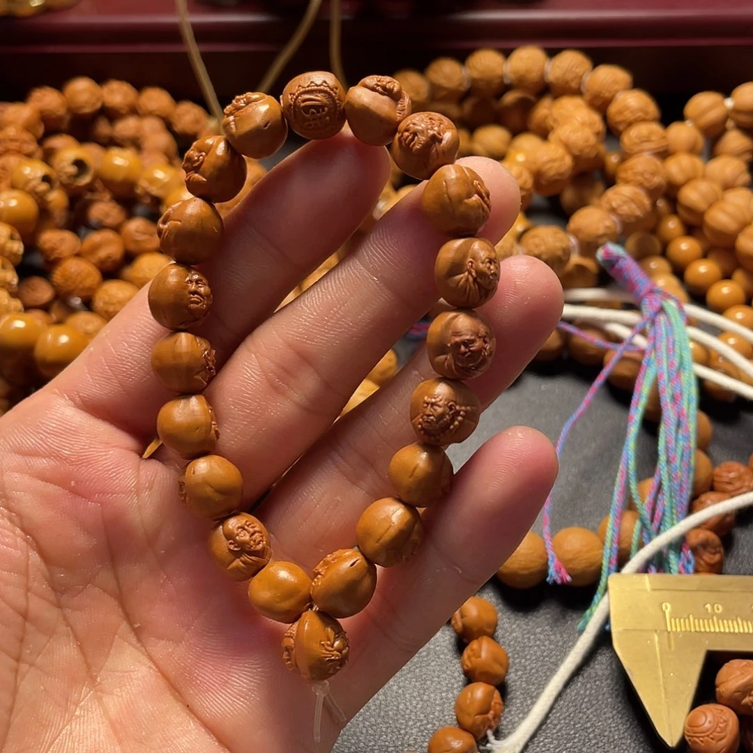 龙纹桃核雕刻三丰罗汉