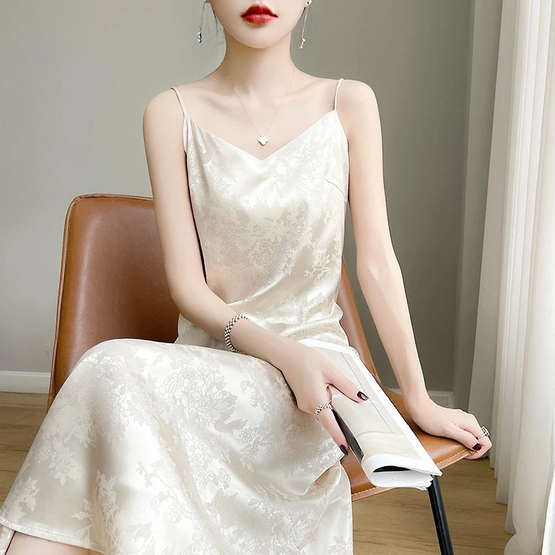 法式醋酸缎面V领吊带连衣裙女春夏季新款感提花裙子显瘦长裙