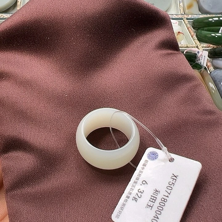 和田玉未镶嵌车挂