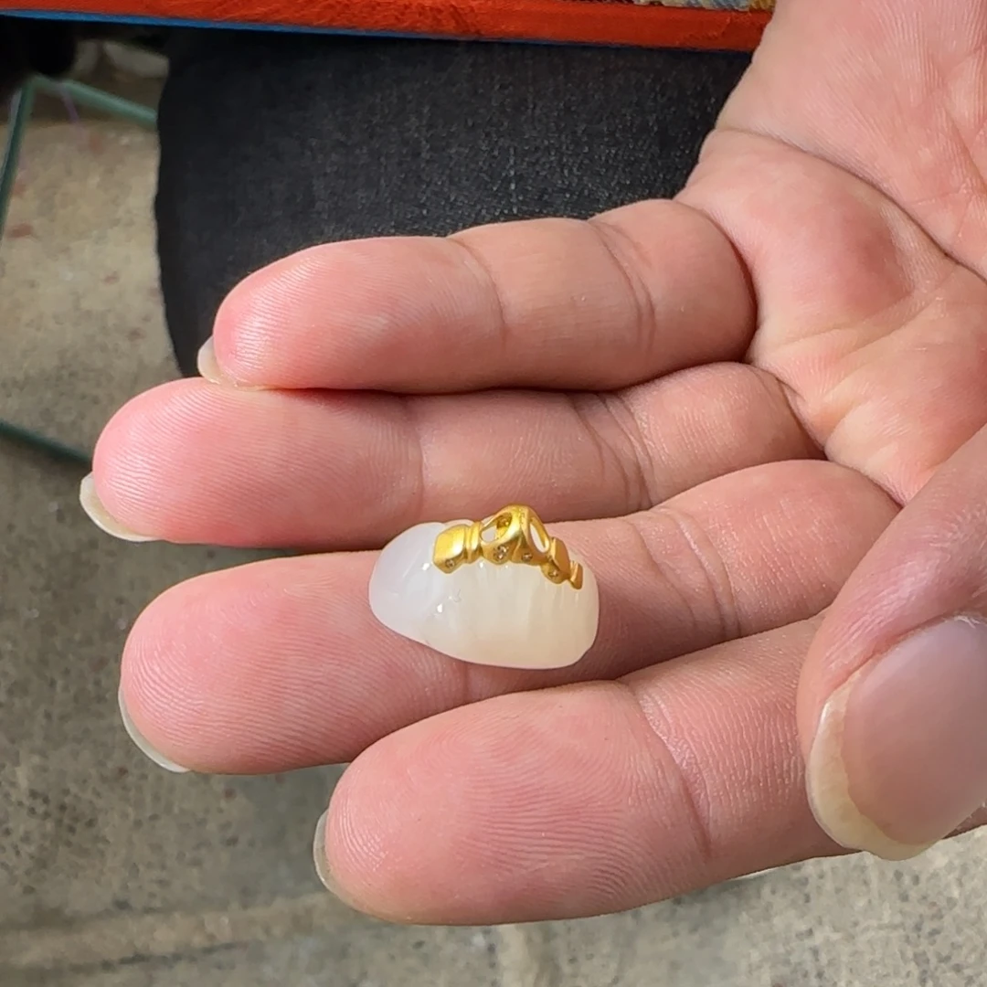 山***莎和田玉18K金镶嵌颈饰