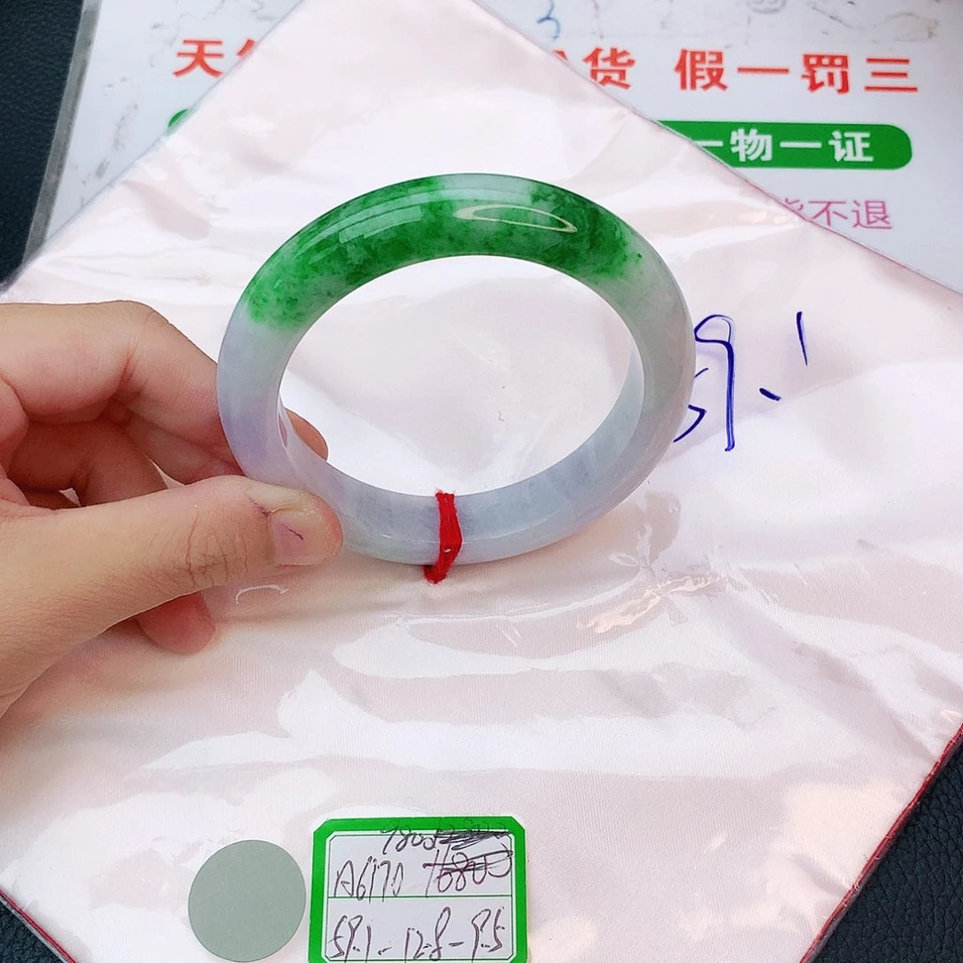 翡翠手镯未镶嵌翡翠