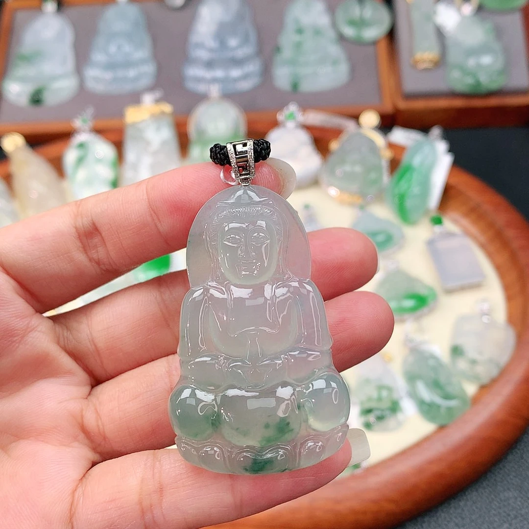 颈饰18K金镶嵌翡翠观音