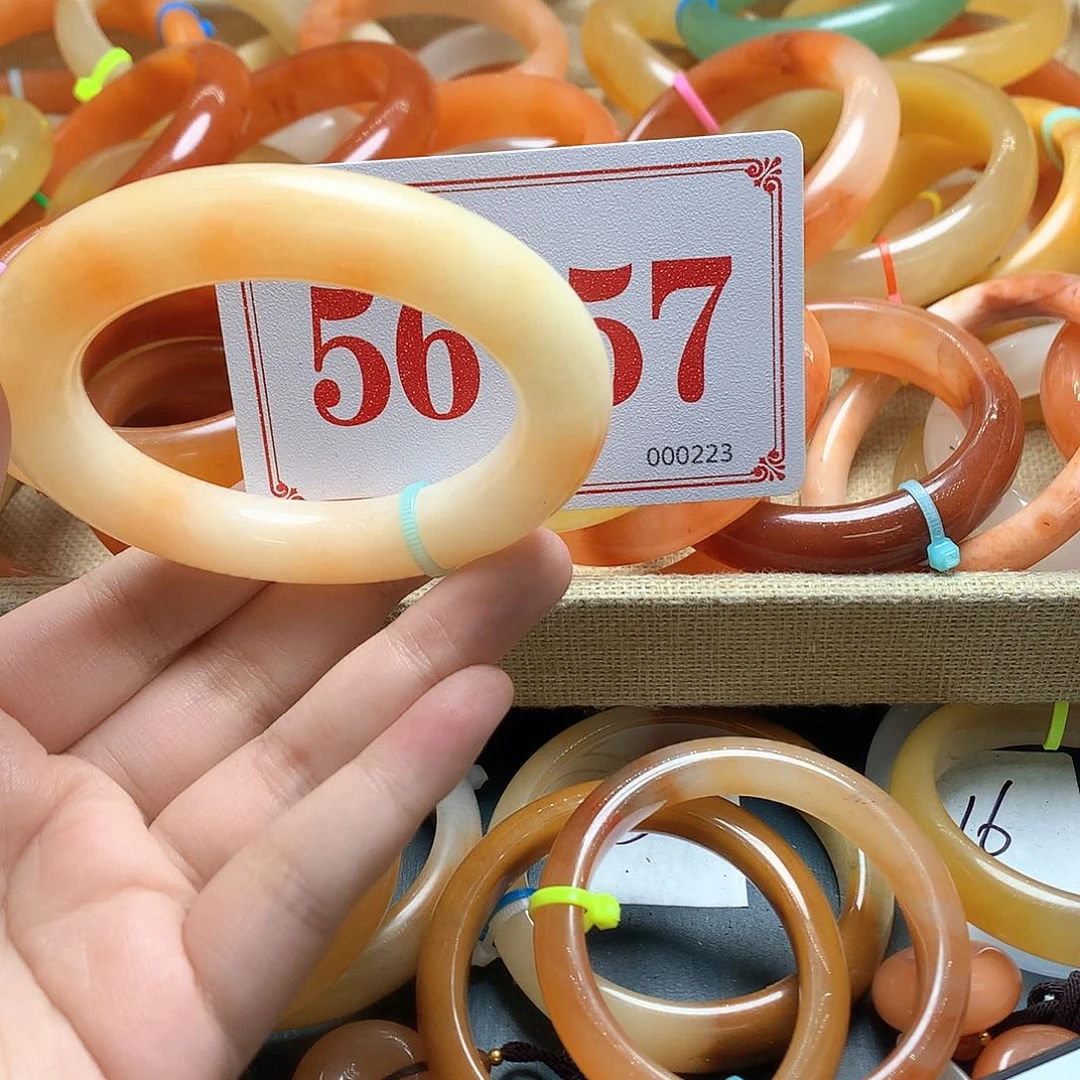 未镶嵌石英质玉（黄龙玉）手镯