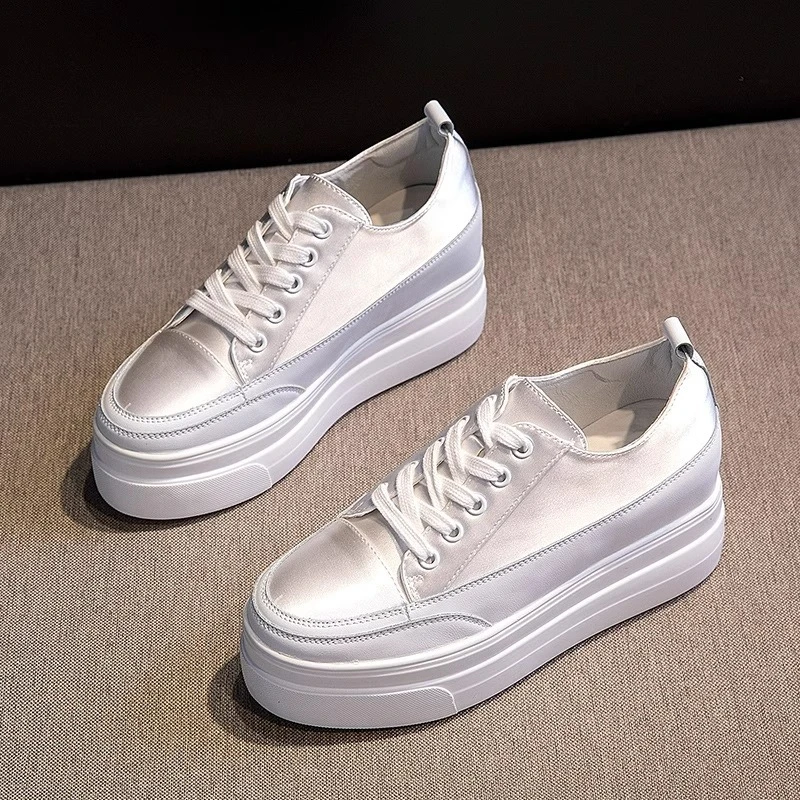 厚底内增高小白鞋女2025春秋8cm百搭网红绸缎透气休闲帆布鞋轻便