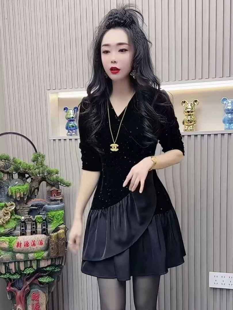 网红拼接显瘦连衣裙时尚洋气假两件设计感小黑裙收腰黑色轻奢百搭
