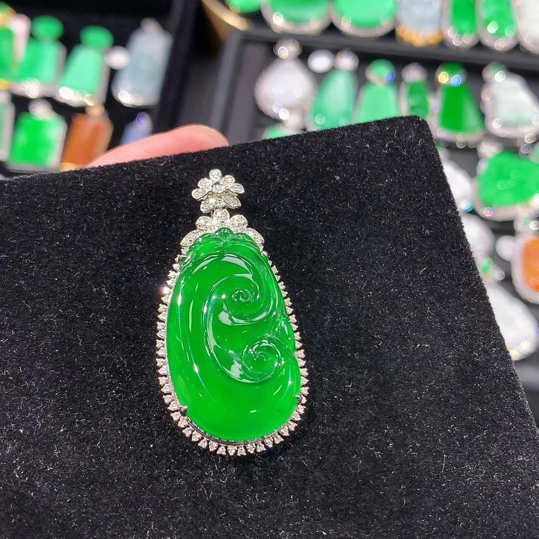 翡翠18K金镶嵌颈饰