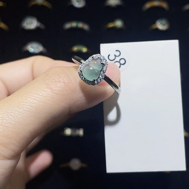 翡翠未镶嵌颈饰戒指