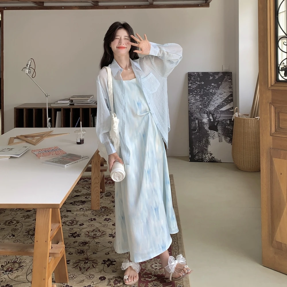 蓝色印花吊带连衣裙2025夏新款裙子今年流行爆款长袖防晒衣两件套