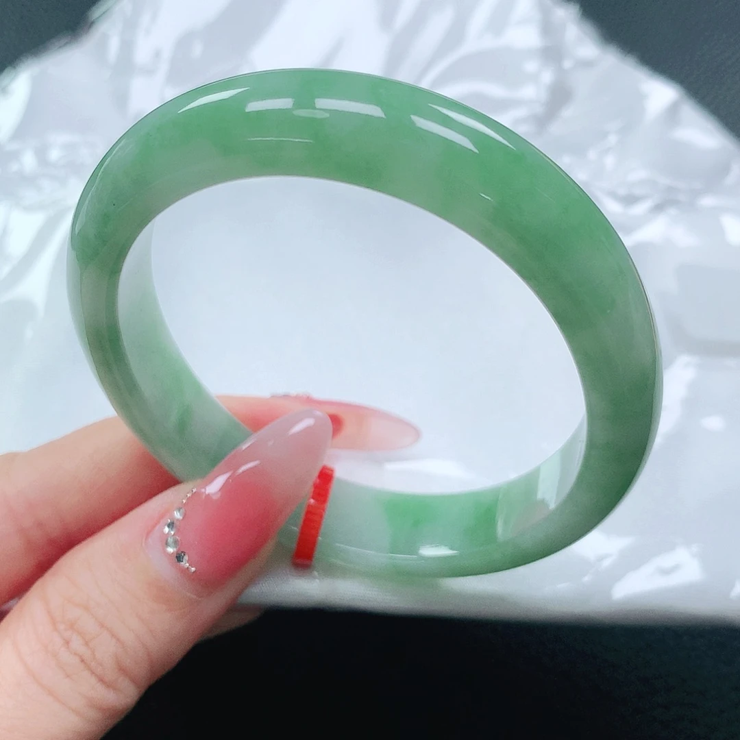 翡翠手镯未镶嵌56贵