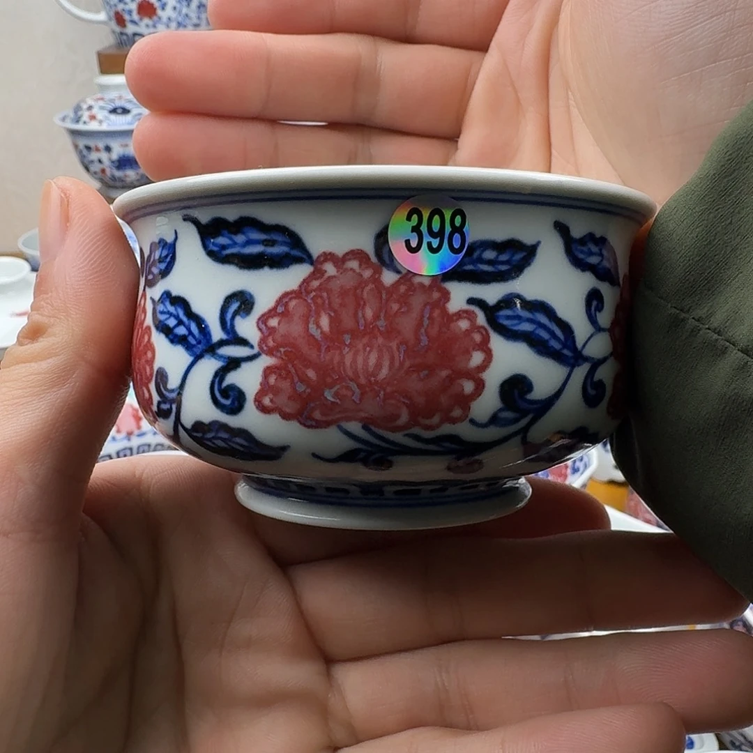 微瑕釉里红卢氏杯