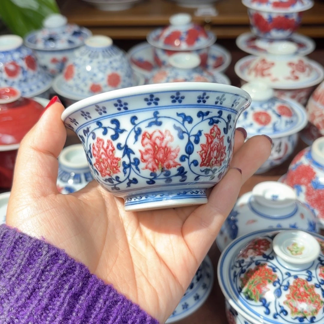 青花釉里红缠枝莲大压手